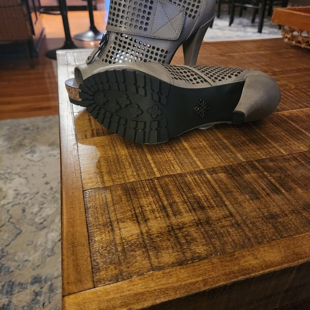 Vere wang boots